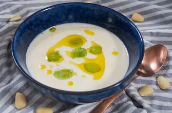 Plato típico andaluz: Ajo Blanco refrescante y cremoso.