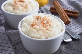 Arroz con leche cremoso con canela y limón, receta tradicional española de arroz dulce.