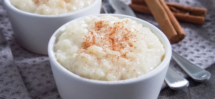 Arroz con leche cremoso con canela y limón, receta tradicional española de arroz dulce.