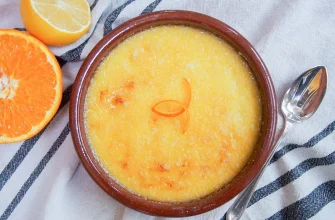 Crema Catalana, una clásica sobremesa catalana con crema sedosa y crosta caramelizada.