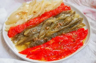 Escalivada Catalana: plato tradicional de verduras asadas de la gastronomía catalana, elaborado con berenjenas, pimientos rojos, cebollas y tomates, acompañado de aceite de oliva.