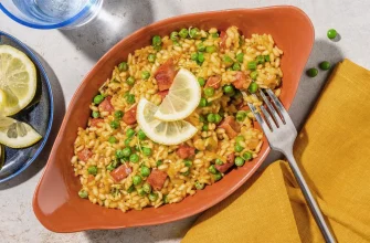 Arroz español con pollo y chorizo, cremoso y lleno de sabor.