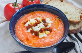 Salmorejo andaluz servido con huevo cocido y jamón serrano.