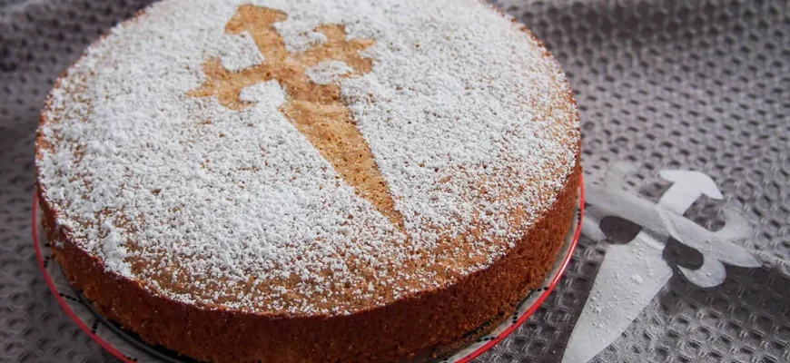 Tarta de Santiago, receta fácil y sin gluten de pastel de almendras decorado con la Cruz de Santiago en azúcar en polvo.