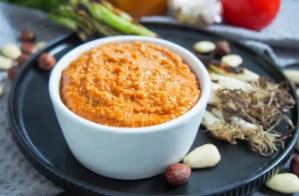 Salsa Romesco tradicional acompañando verduras y carnes.