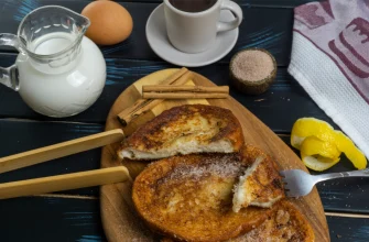 Torrijas assadas leves com canela e limão, uma sobremesa espanhola saudável e suculenta