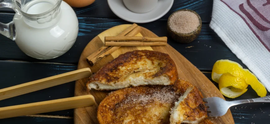 Torrijas assadas leves com canela e limão, uma sobremesa espanhola saudável e suculenta