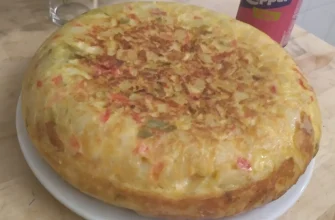 Tortilla campera dourada e suculenta com batatas, pimentos e cebola